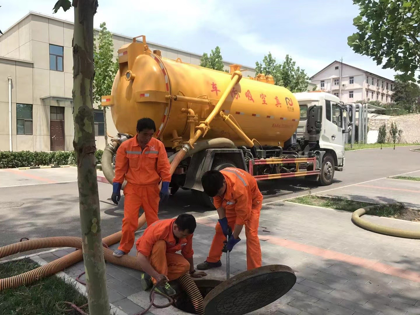 保靖管道疏通车停在窨井附近