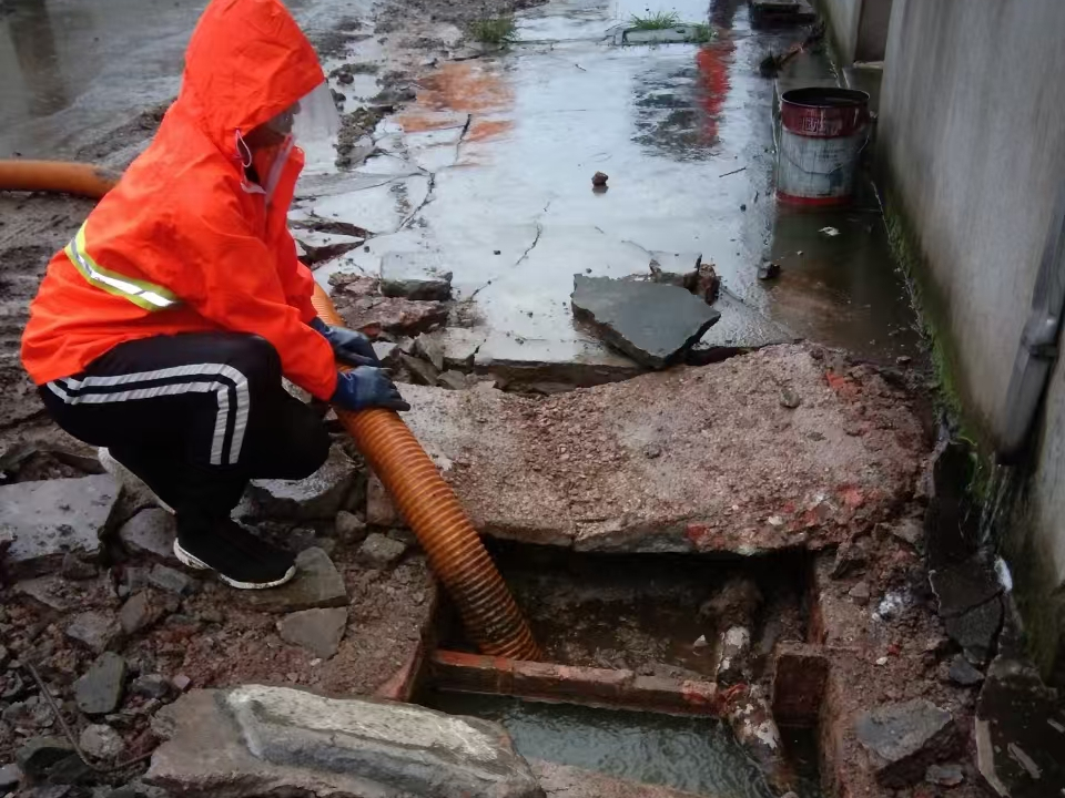 保靖专业清理污水池 炜誉市政以规范流程守护城市 “肠道”