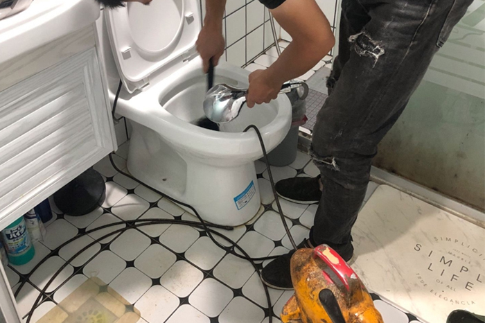 保靖马桶堵塞自己疏通还是找师傅?专业上门服务让你省时更省心